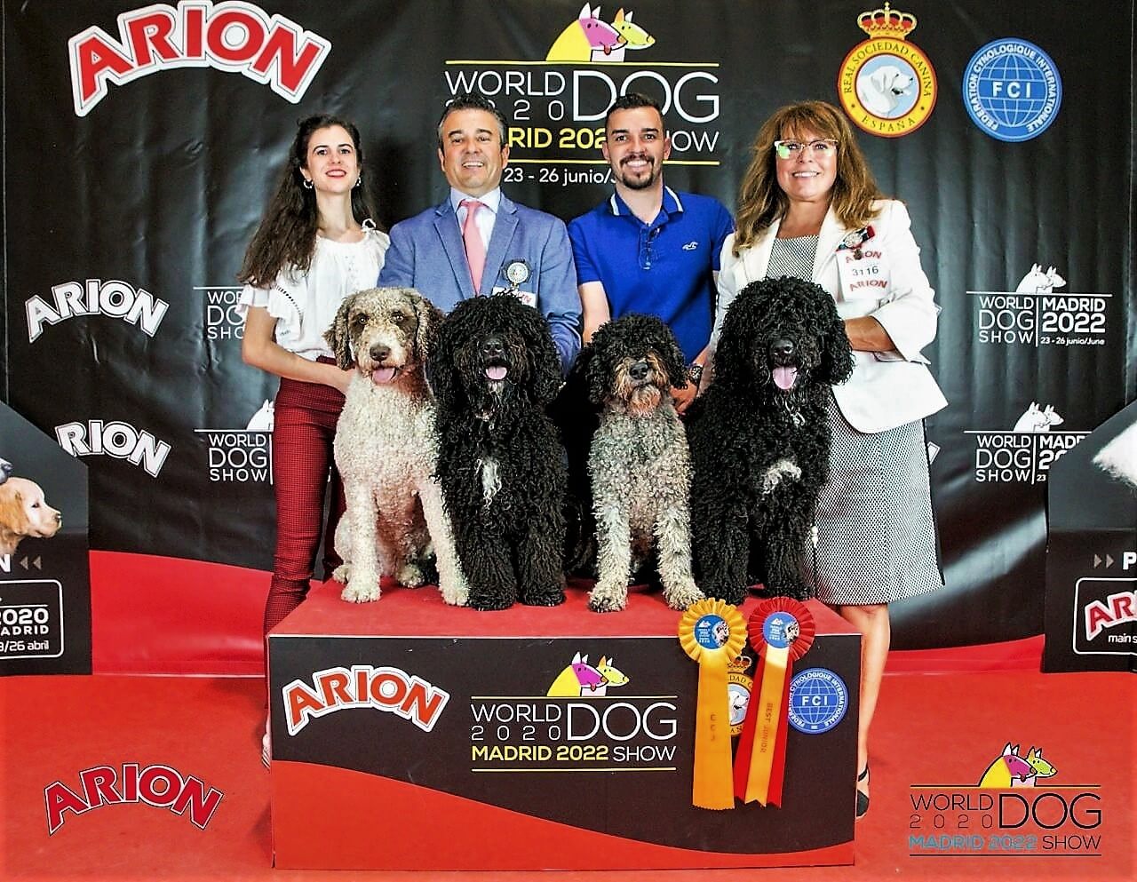 Mi familia al completo en el podio, con el primer premio conseguido con un perro de agua